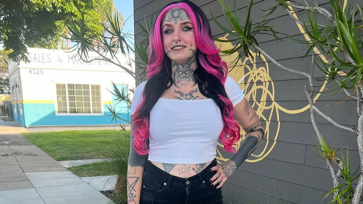 Wegen ihrer Tattoos? Frau beschwert sich, weil TK Maxx ihr den Job verweigerte