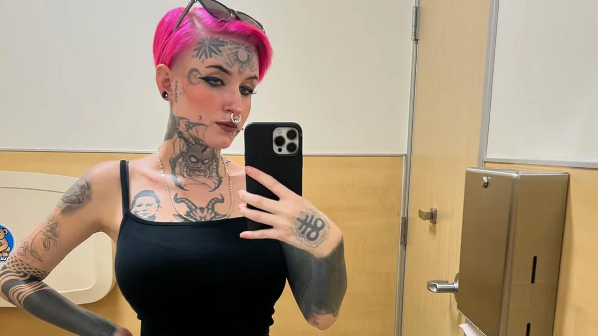 Wegen ihrer Tattoos? Frau beschwert sich, weil TK Maxx ihr den Job verweigerte