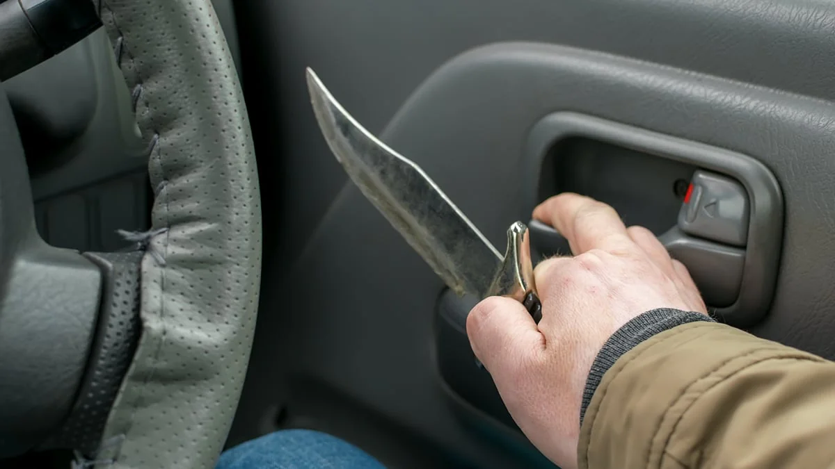 Bis zu 10.000 Euro Bußgeld: Diesen Gegenstand sollten Autofahrer nicht im Handschuhfach haben
