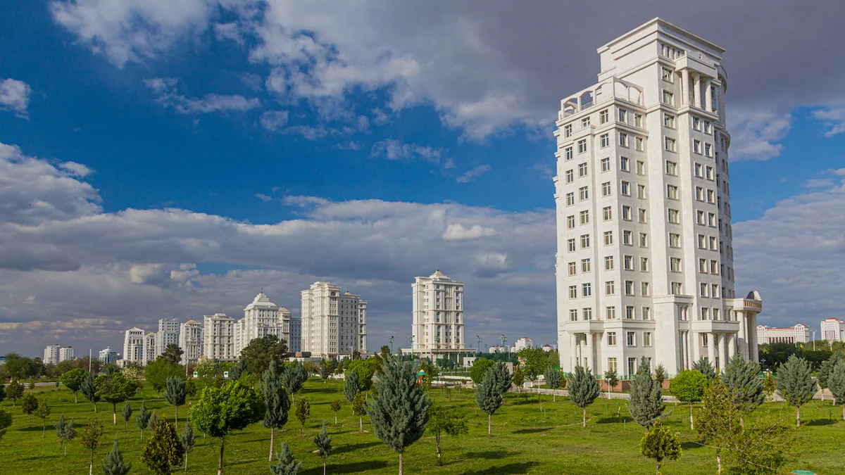 Hochhäuser aus Marmor in der Stadt Aschgabat