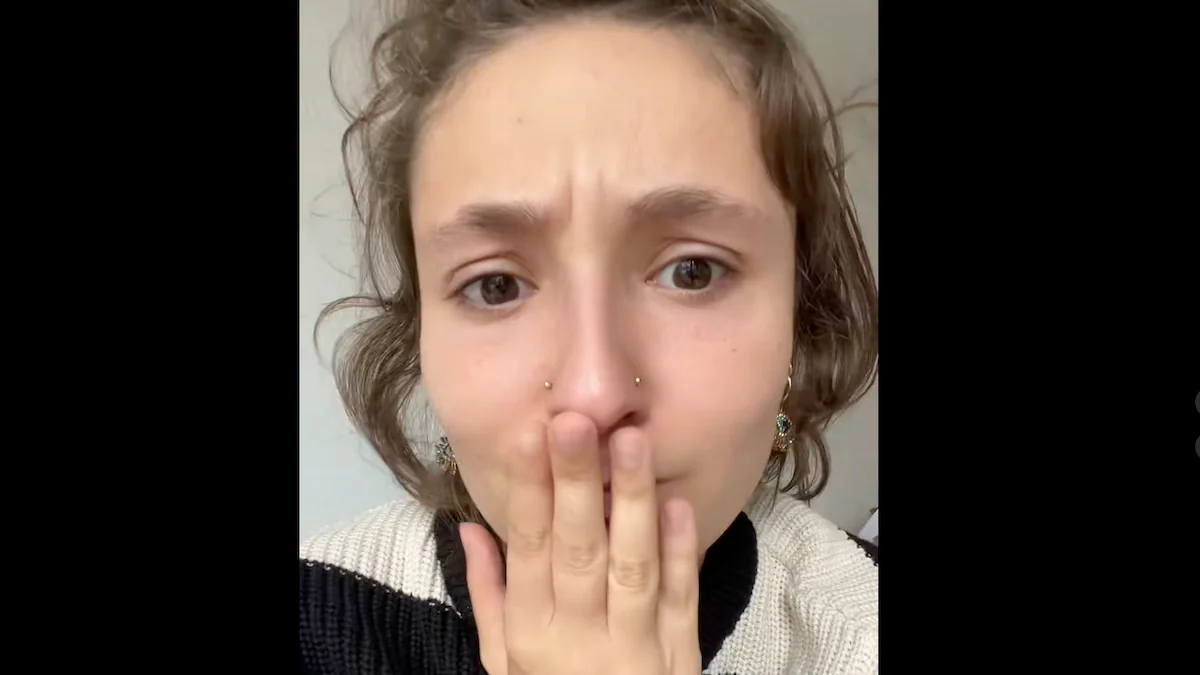 Kritik an Vollzeit Arbeit: Frau in TikTok Video mit Schwarz-weiß gestreiftem Pulli