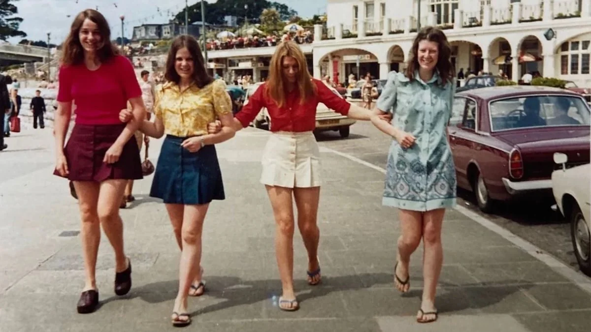 Foto begeistert das Netz: Freundinnen stellen 50 Jahre altes Bild nach – mit herzerwärmender Botschaft