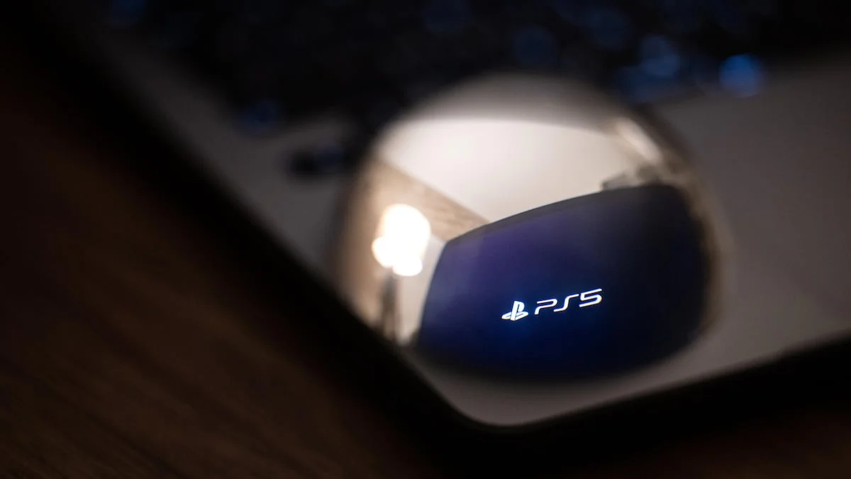 PlayStation 5: PS5-Schriftzug vergrößert auf einem Fernseher