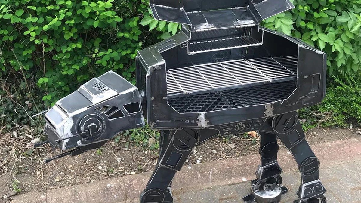 Mann baut „AT-AT“ als Grill aus „Star Wars“ nach