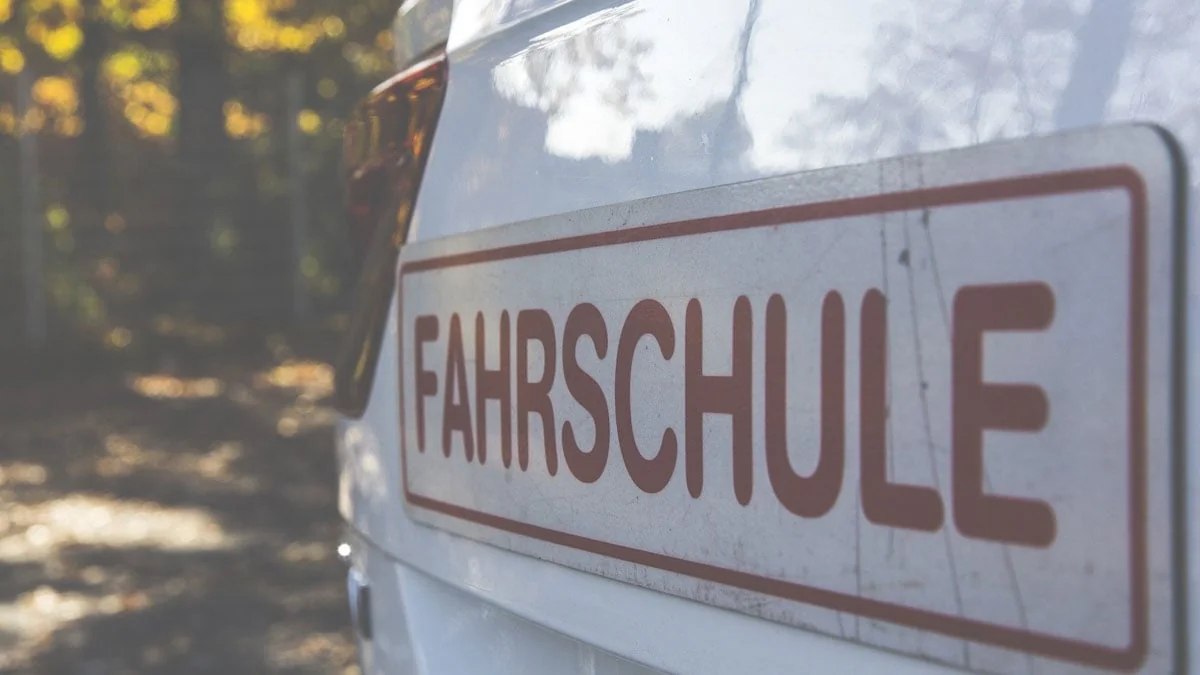 Mann besteht nach 25 Jahren und 33 Versuchen die Führerscheinprüfung