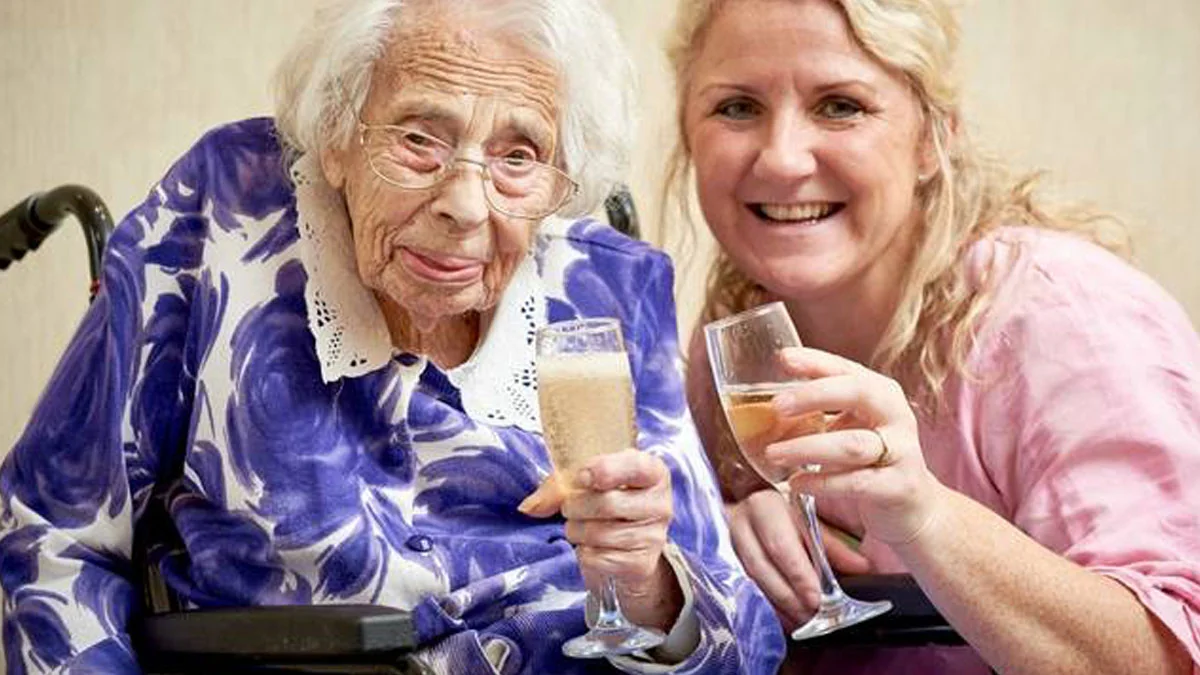 108-jährige Frau nennt Champagner als Grund für ihr langes Leben