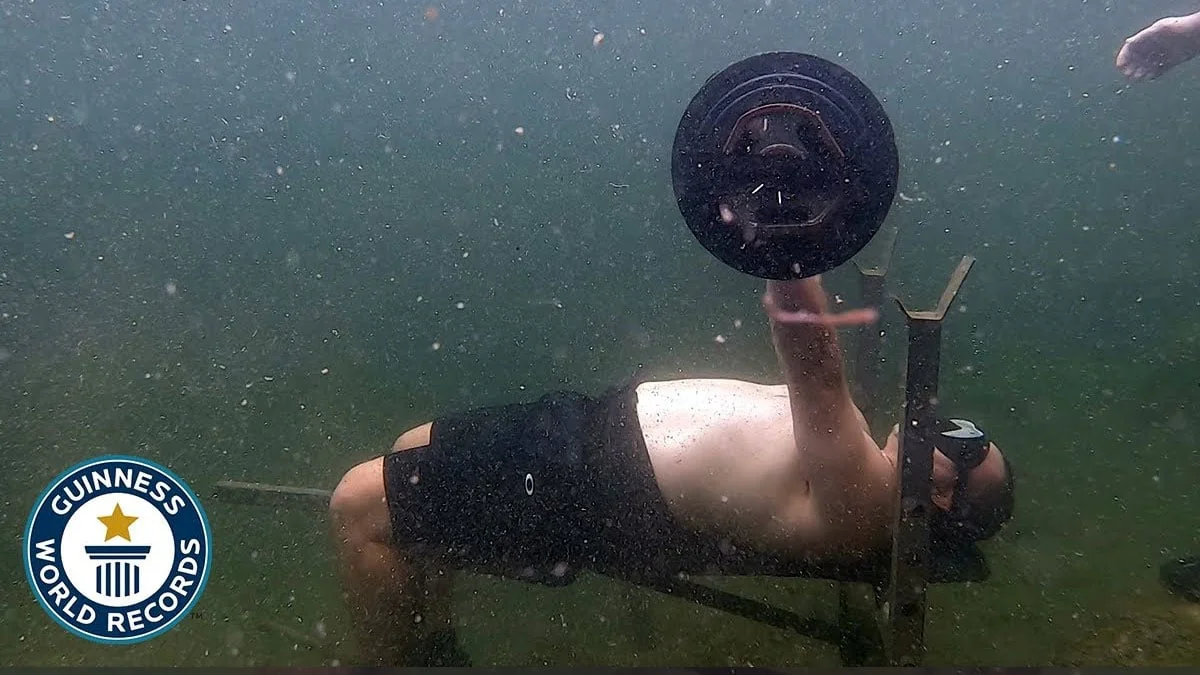 Weltrekord: Bankdrücken unter Wasser mit angehaltener Luft
