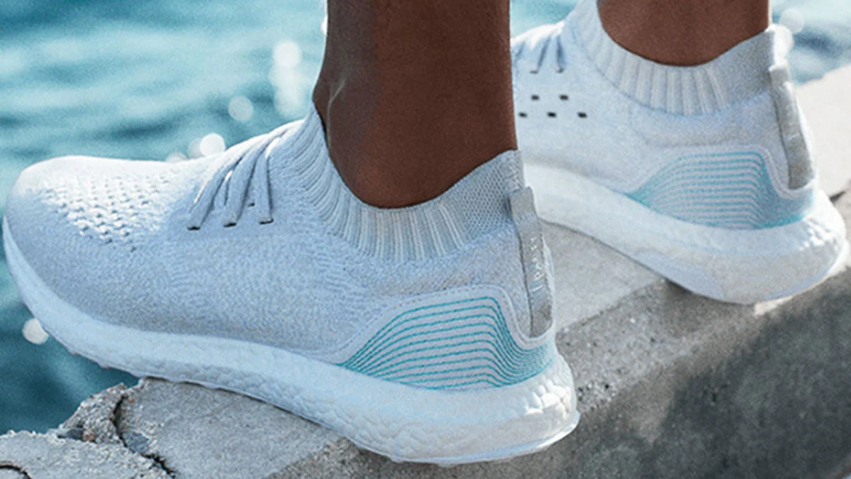 Adidas verwandelt Plastikabfälle aus dem Meer in Schuhe und Sportbekleidung