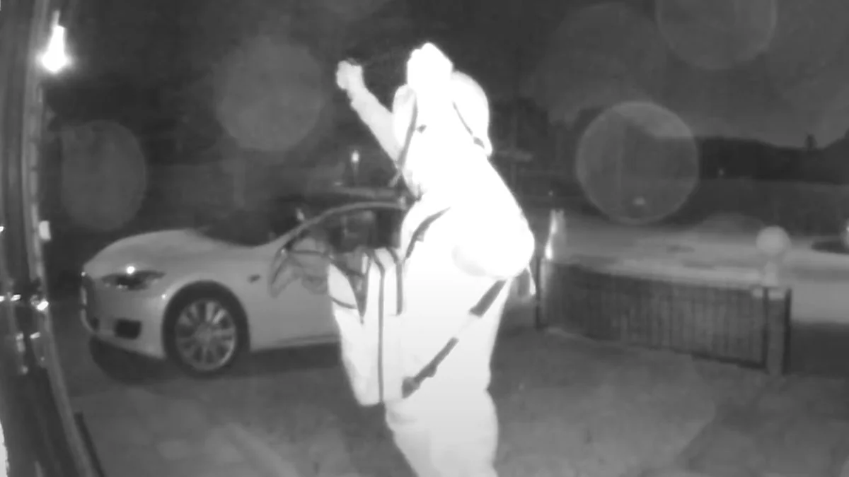 Keyless Go: Sicherheitskamera zeigt, wie Diebe Tesla hacken