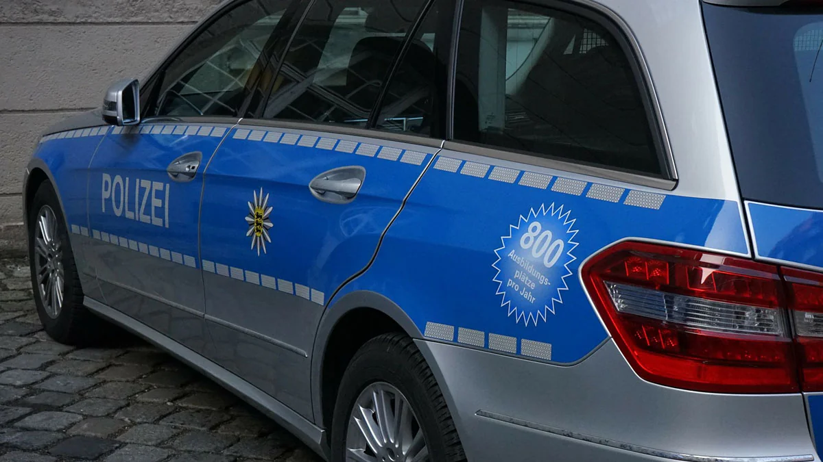 Mann (21) will illegales Rennen mit Zivilstreife fahren