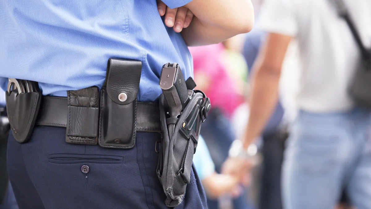 Video geht viral: Polizist tanzt spontan Bachata mit seiner Kollegin