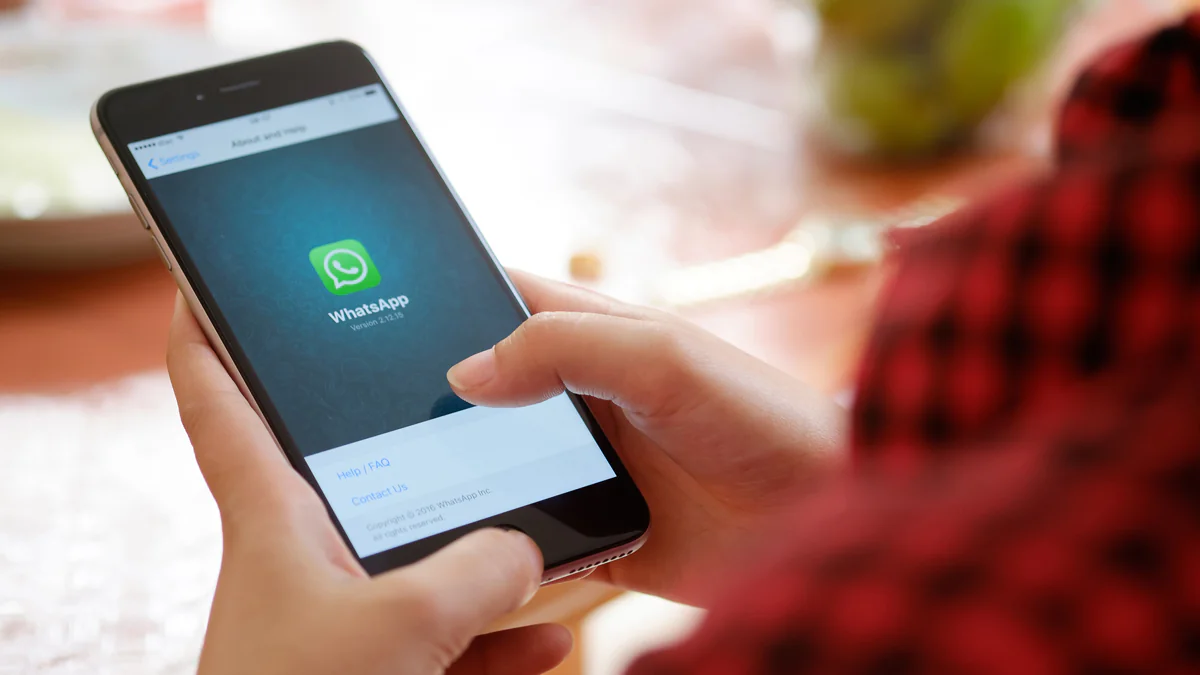 WhatsApp: Vorsicht vor der Nachricht mit zwei Pfeilen