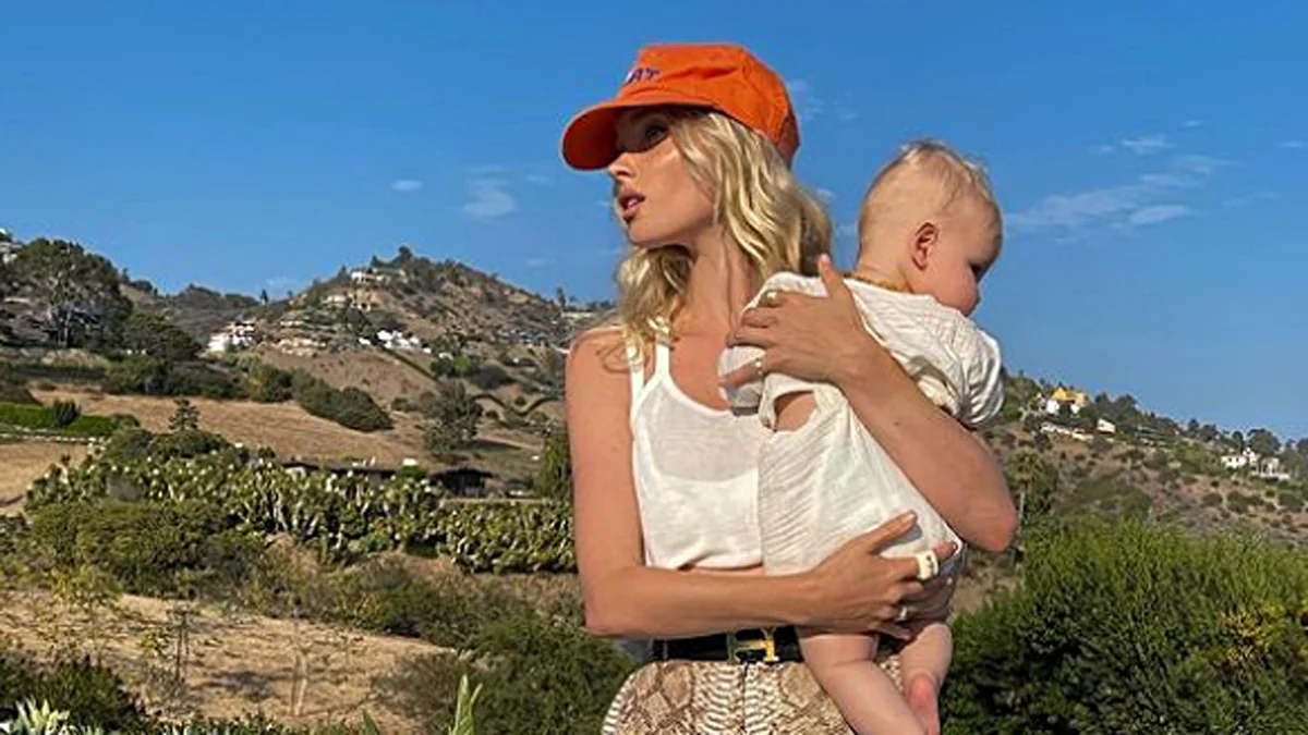Elsa Hosk: Heftige Kritik für Nacktfoto mit Baby