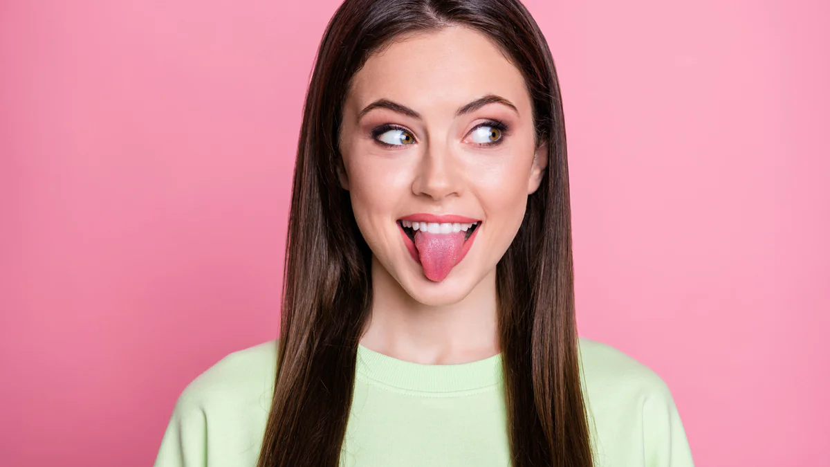 tiktok-trend-deshalb-reiben-sich-die-user-unter-der-zunge