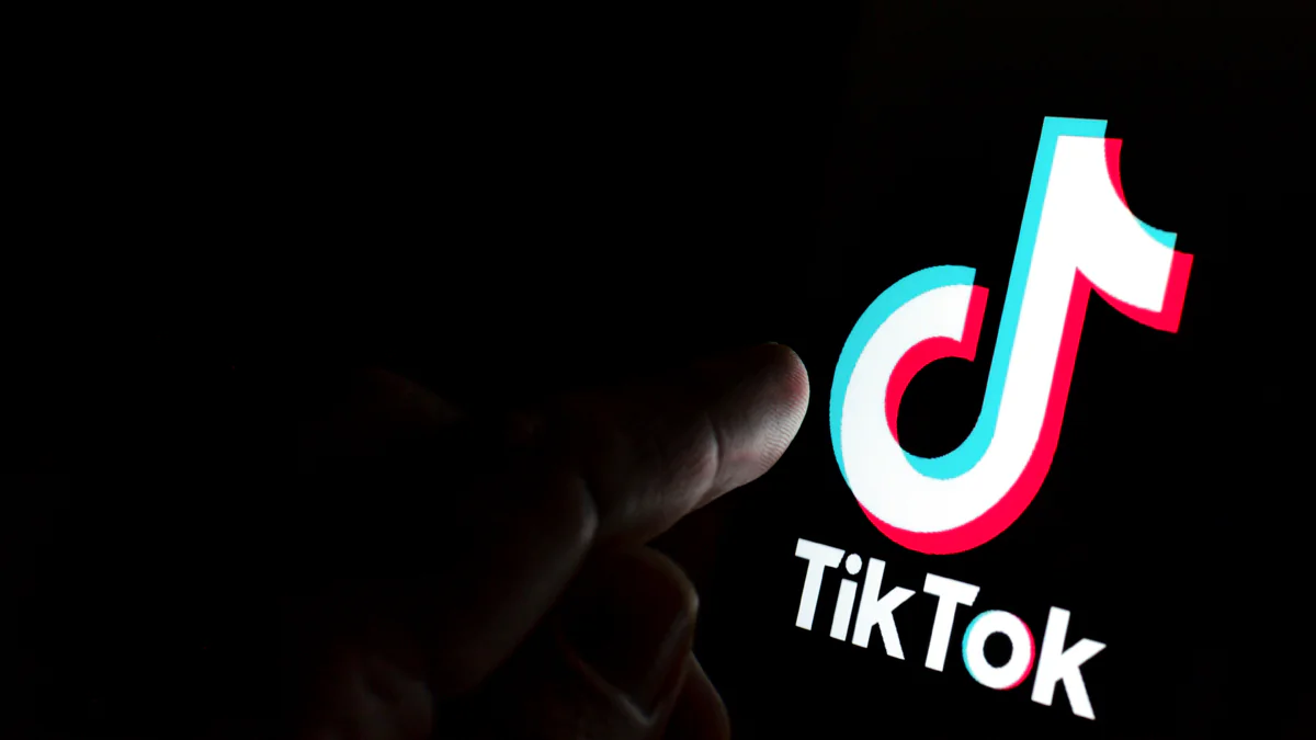 TikTok-Trend: Deshalb reiben sich die User unter der Zunge