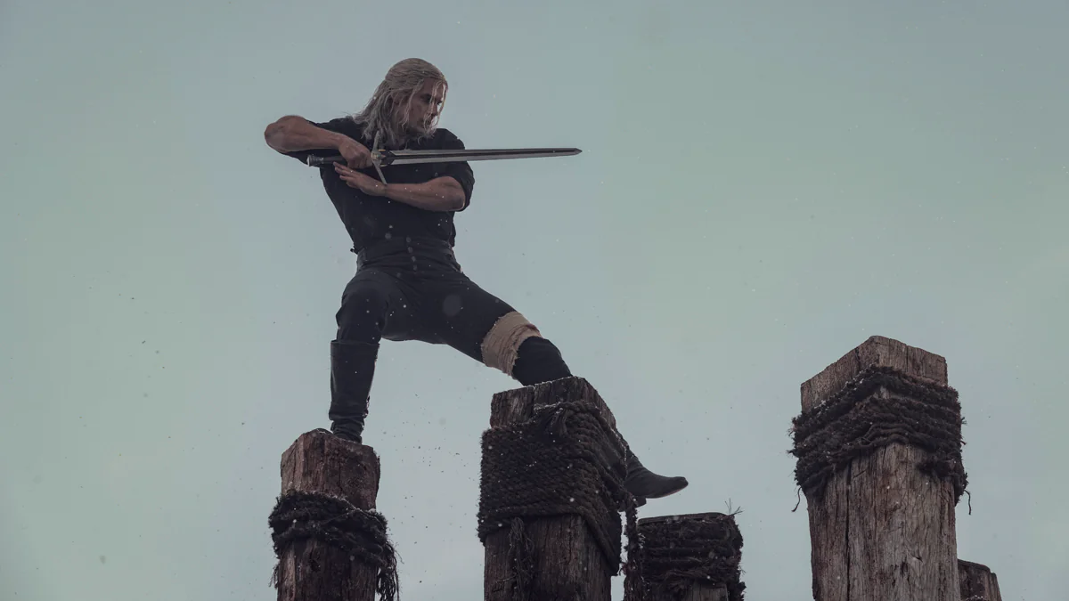 „The Witcher“ Staffel 2: Neuer Clip zeigt Geralt im Kampf gegen ein Monster
