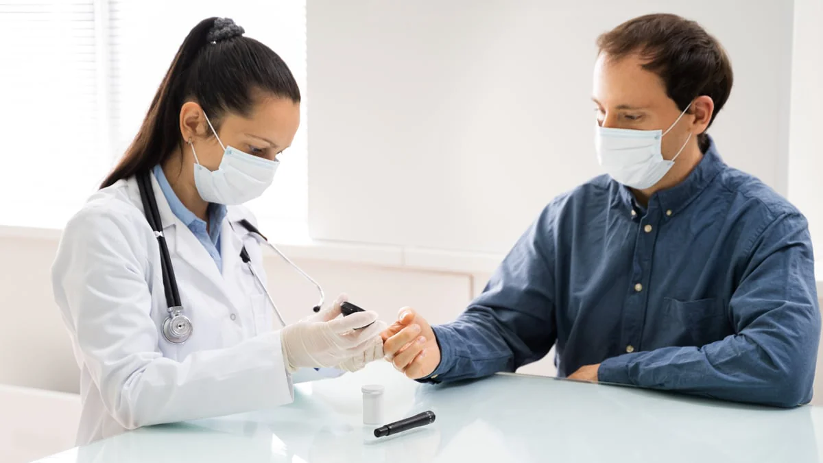 covid-19-studie-enthuellt-ursache-fuer-mysterioeses-diabetes-symptom