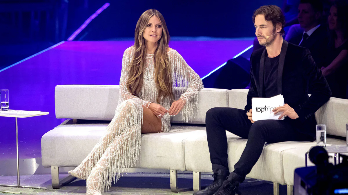 das-gabs-noch-nie-heidi-klum-sorgt-mit-gntm-kandidatinnen-fuer-ueberraschung