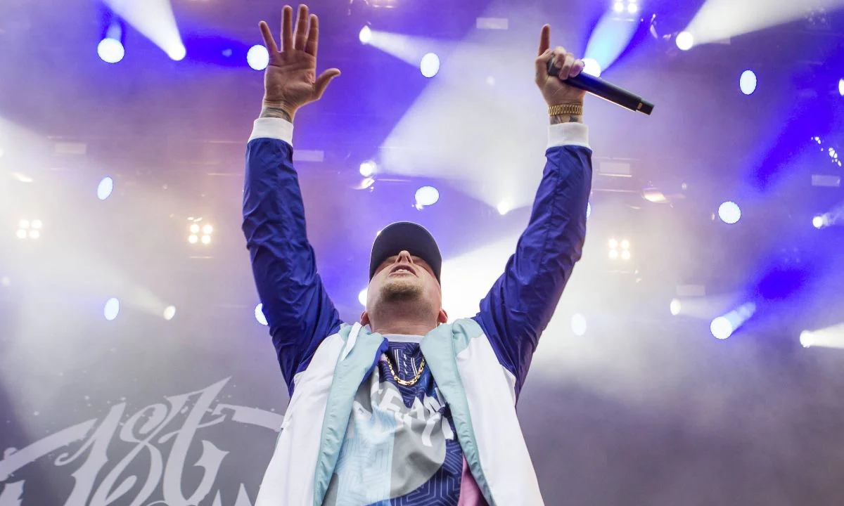 Eine Träne kullert: Bonez MC hat schlechte Neuigkeiten für seine Fans
