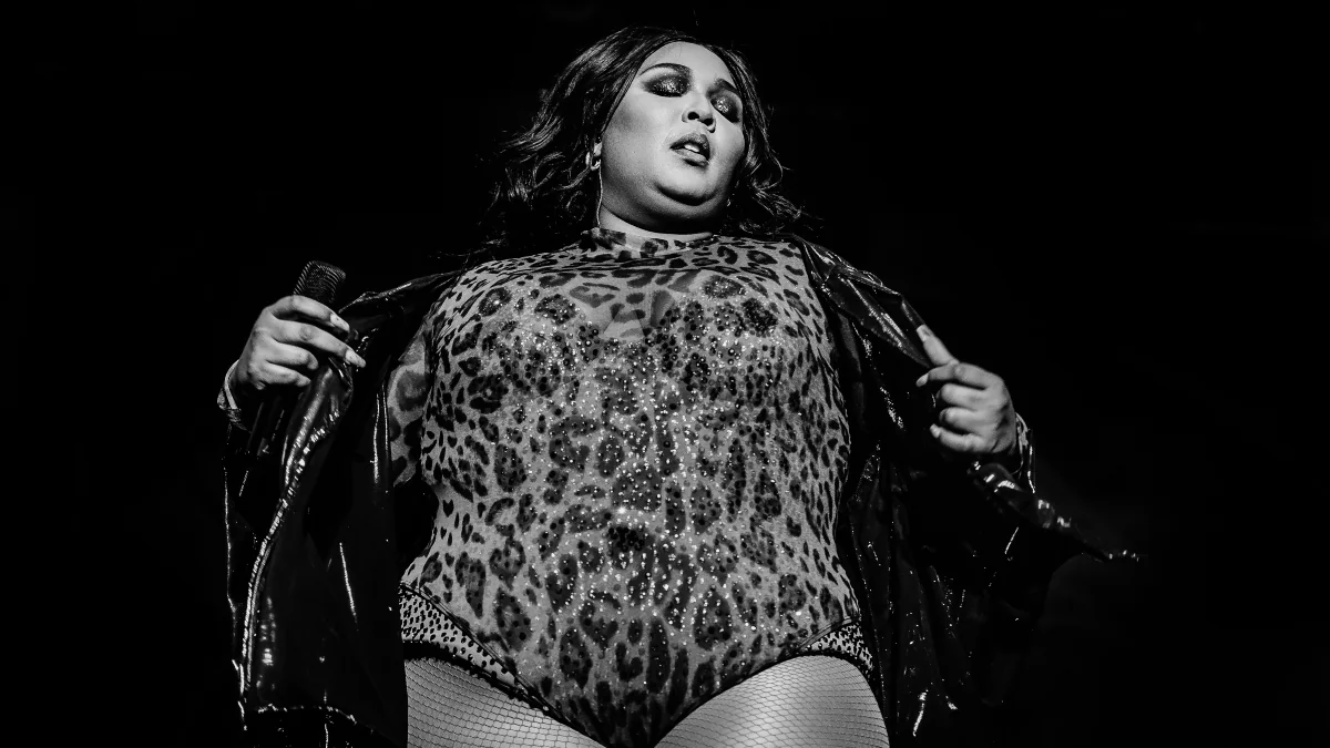 XXL-Rapperin Lizzo steht zu ihrem Body und zeigt sich nackt