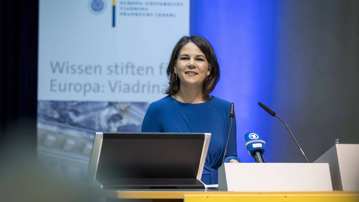 Während Wahlkampf-Event: Außenministerin Annalena Baerbock mit Eiern beworfen