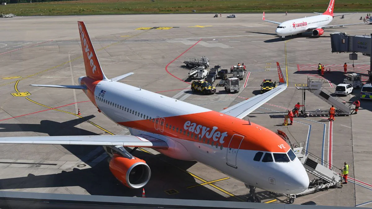 Flugpassagier isst sein Handy und rastet vollkommen aus