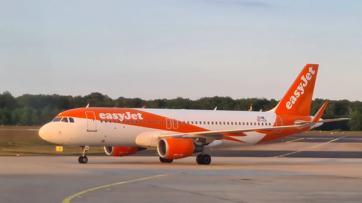 flugpassagier-isst-sein-handy-und-rastet-vollkommen-aus