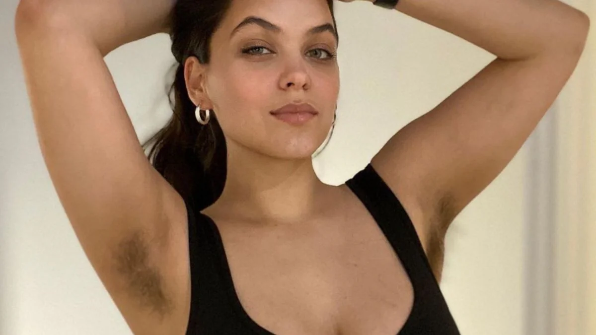 Influencerin verkauft Achselhaare und kassiert unglaubliche Summe
