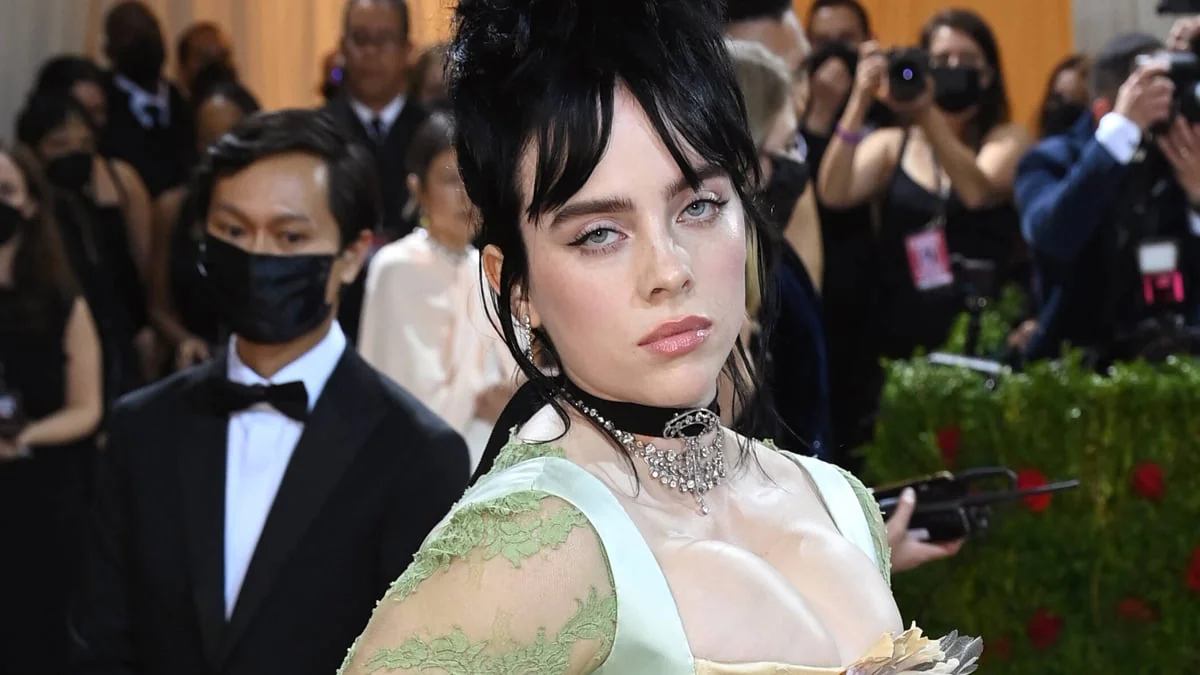 freizuegige-fotos-billie-eilish-mit-ueberraschendem-gestaendnis
