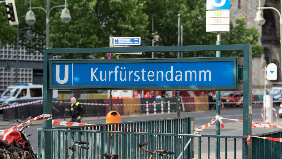 Mann fährt am Ku'damm in Schülergruppe – neue Details
