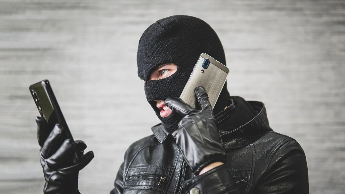400.000 Euro: Fake-Polizisten nehmen Rentnerin aus