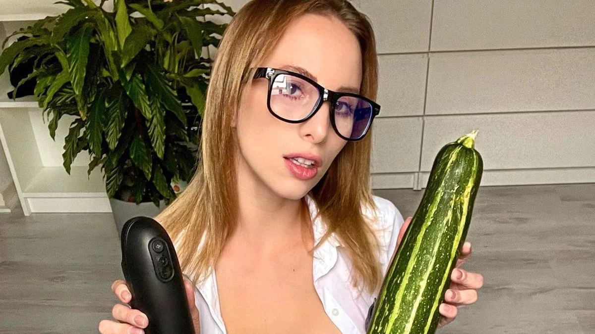 Pornostar Hanna Secret verrät die besten Sex-Stellungen