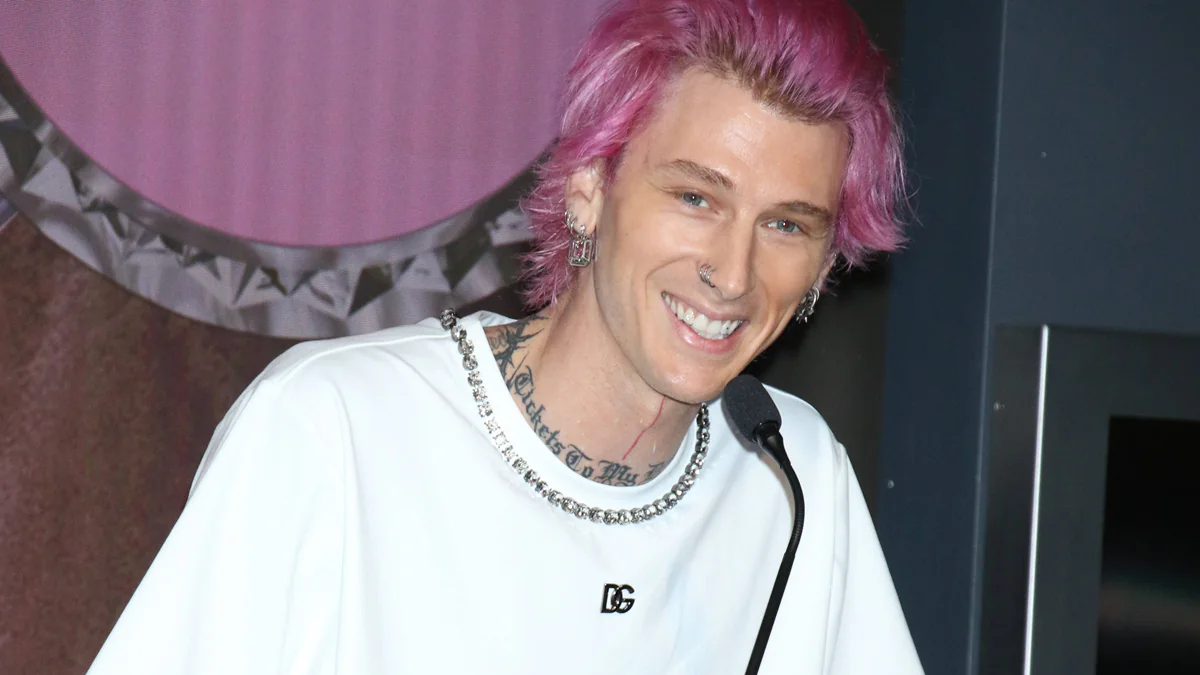 Blutiger Vorfall: Machine Gun Kelly zeigt sich mit Platzwunde auf Instagram