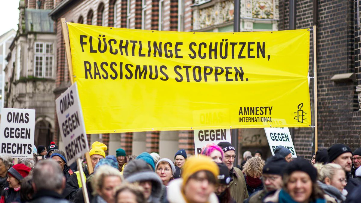 Während Brandanschlag-Gedenken: Jugendlicher zeigt Hitlergruß in die Kamera