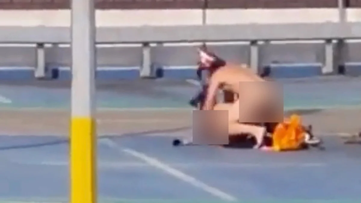 Paar hat Sex auf Parkdeck und wird heimlich gefilmt