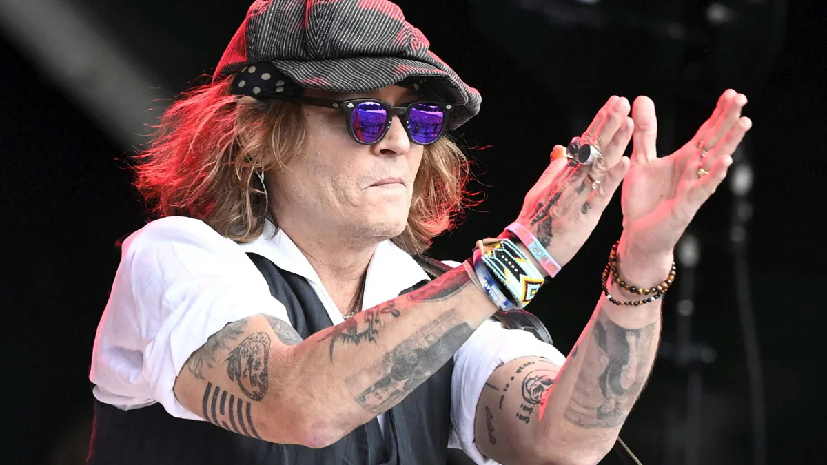 „Wie Frankensteins Monster“: Johnny Depp verwirrt Fans mit Schock-Auftritt