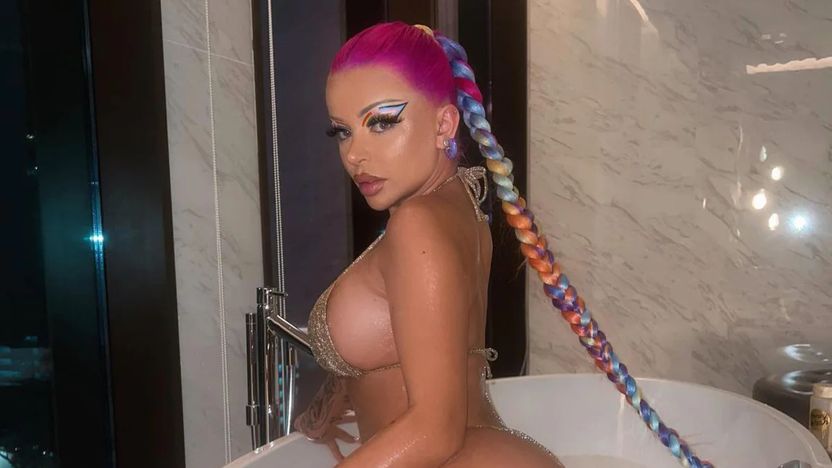 Halbnackt auf Instagram: So sexy badet Rapperin Katja Krasavice