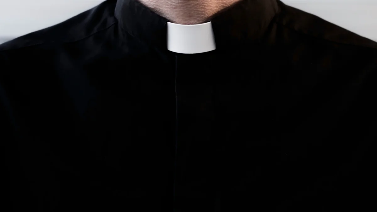 Mit zwei Dominas: Priester bei Sex auf Altar erwischt