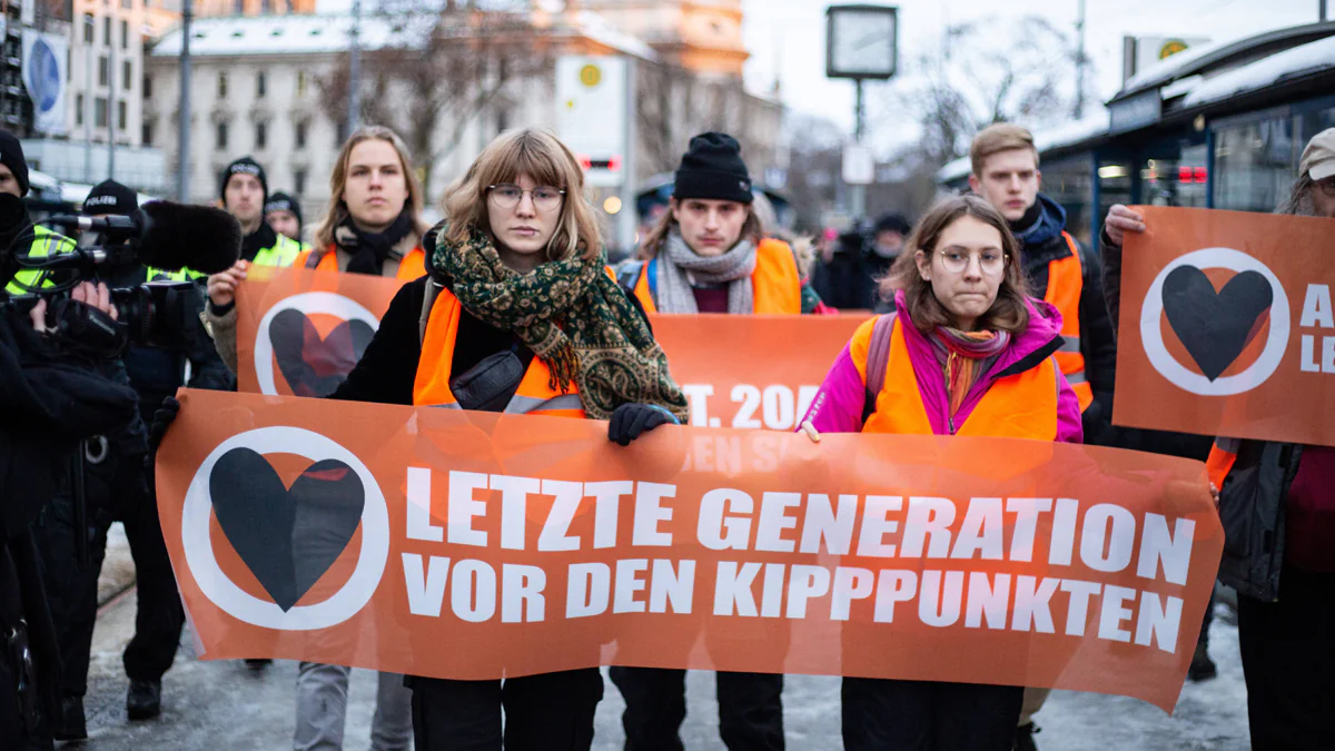 Vor dem Brandenburger Tor: Klimaaktivisten sägen Weihnachtsbaumspitze ab