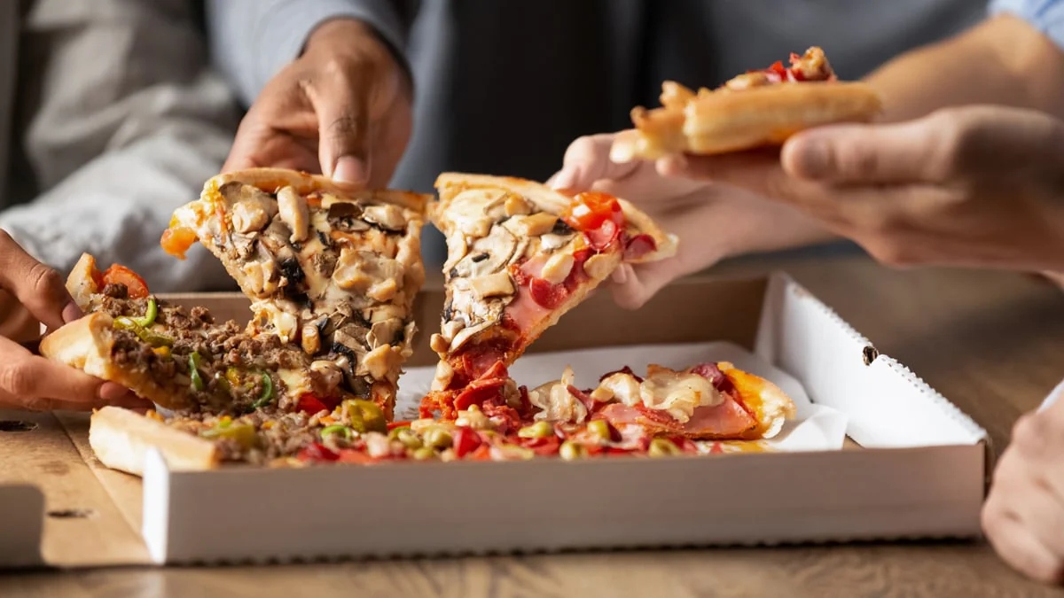 Pizzabäcker verraten, an welchen zwei Dingen man eine schlechte Pizza erkennt