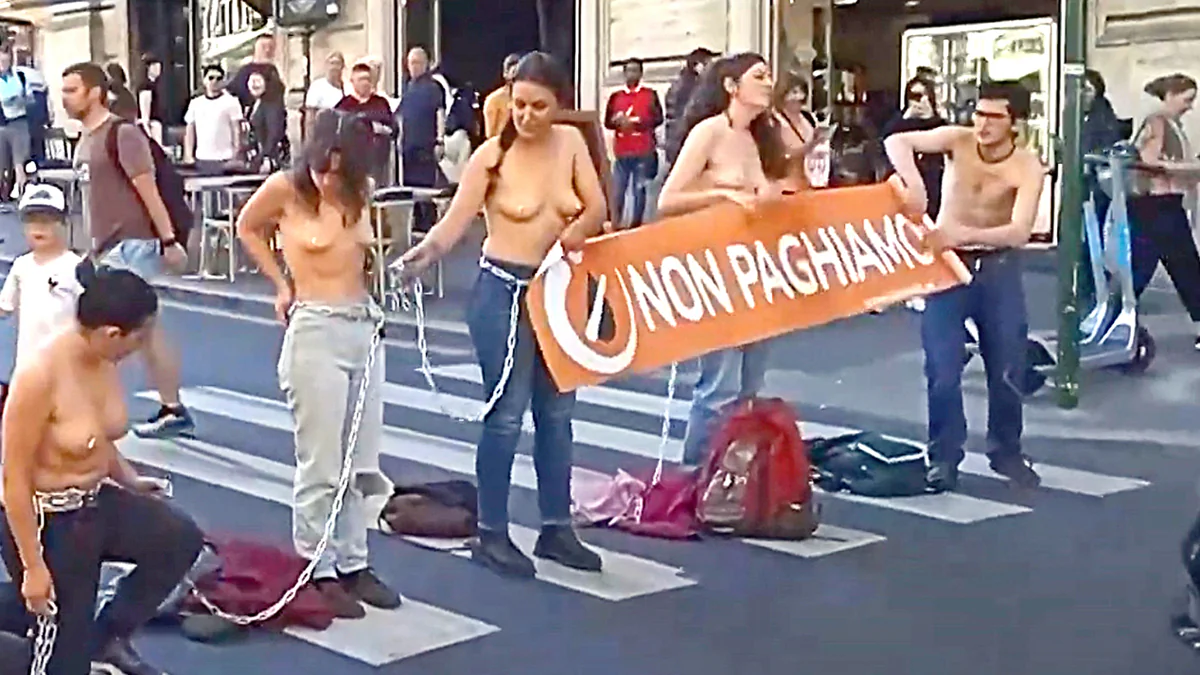 Klimakleber ketten sich nackt auf die Straße