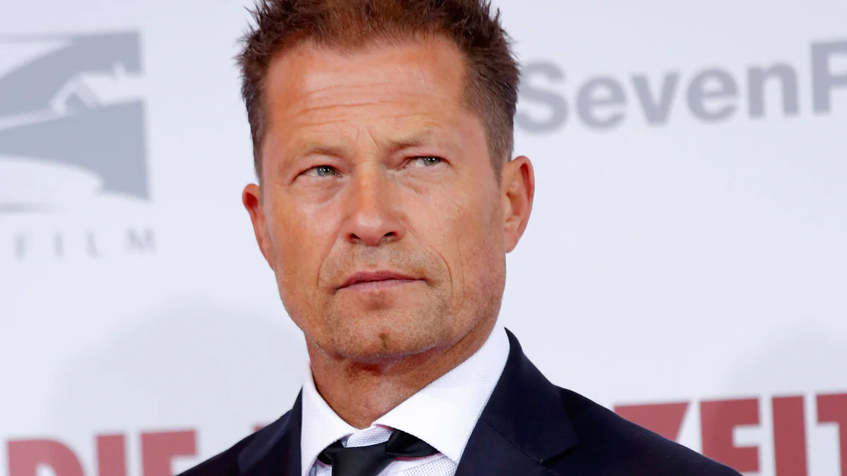 Mitten auf der Bühne: Felix Lobrecht teilt gegen Til Schweiger aus