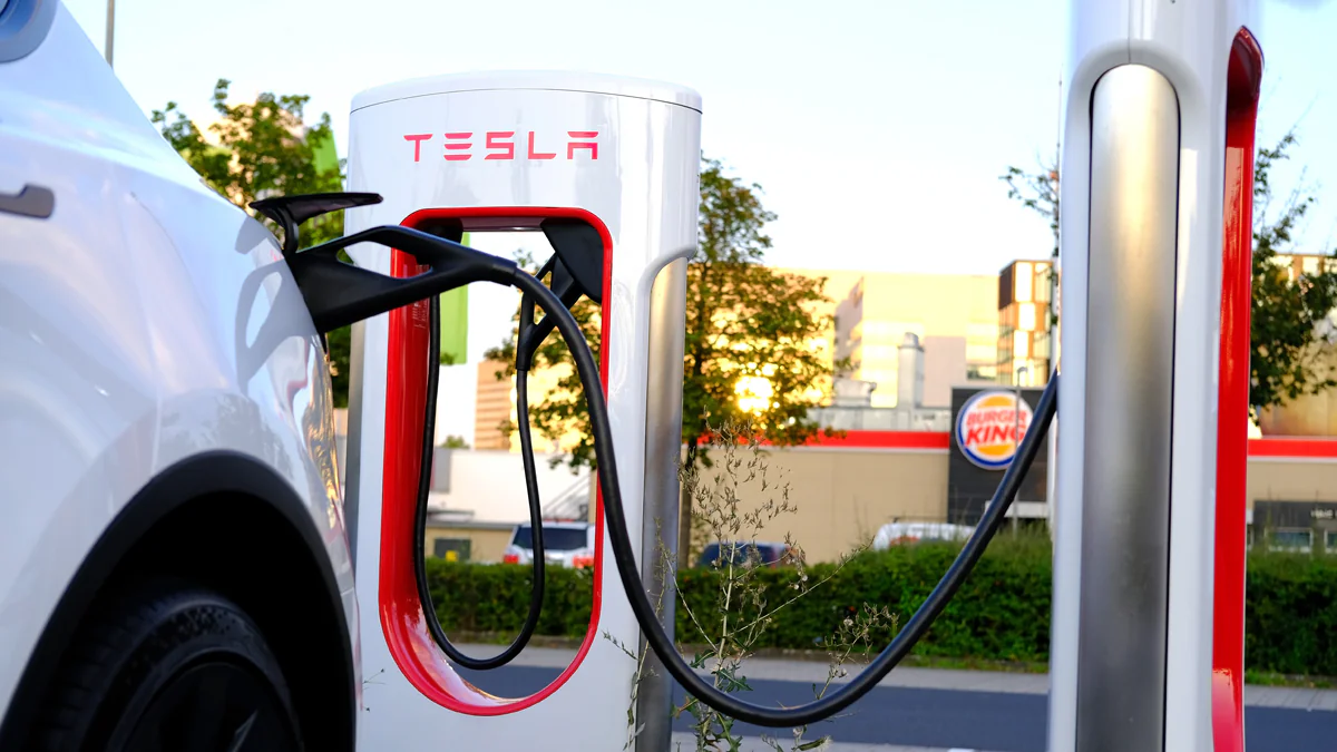 Günstigster Tesla beeindruckt mit rasanter Ladegeschwindigkeit