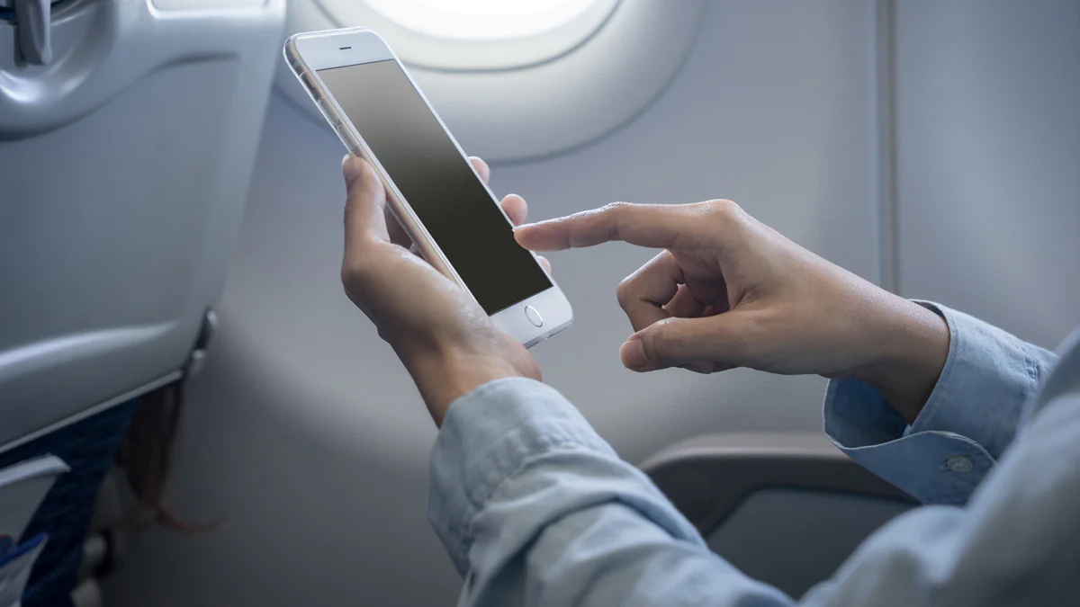 Piloten verraten: Das passiert, wenn man das Handy im Flugzeug nicht ausschaltet