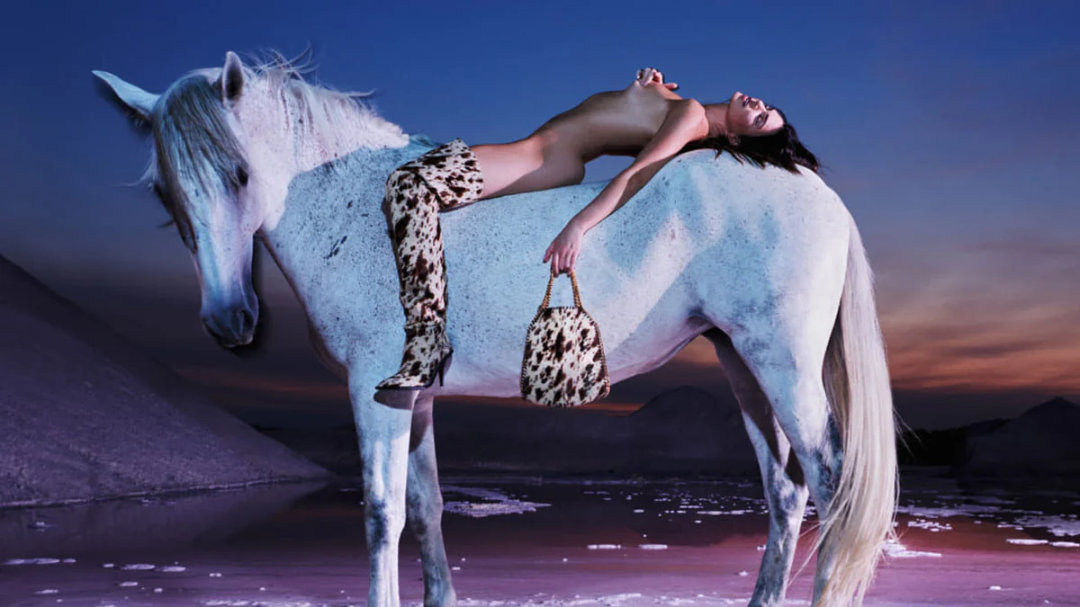 Kendall Jenner: Topmodel räkelt sich nackt auf einem Pferd