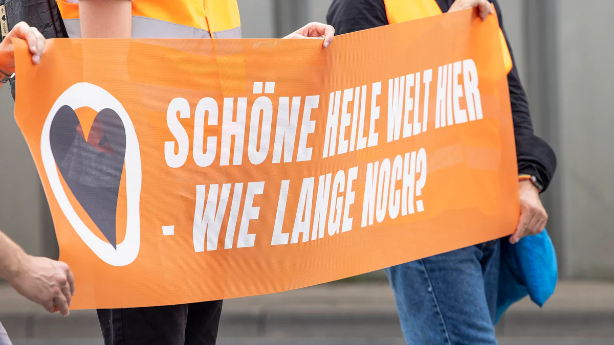 Ärger mit Klimaklebern: Eurowings verlangt sechsstellige Summe