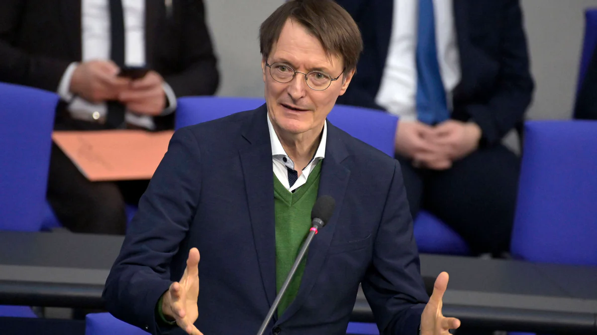 „Maske tragen“: Karl Lauterbach mit dringender Corona-Warnung