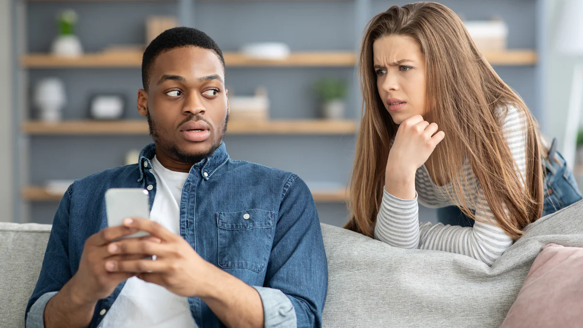 Fremdgehen: 8 Anzeichen, dass der Partner eine Affäre hat