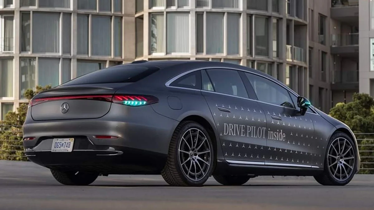 Vierte Lichtfarbe: Das bedeutet das türkise Licht bei Mercedes-Benz
