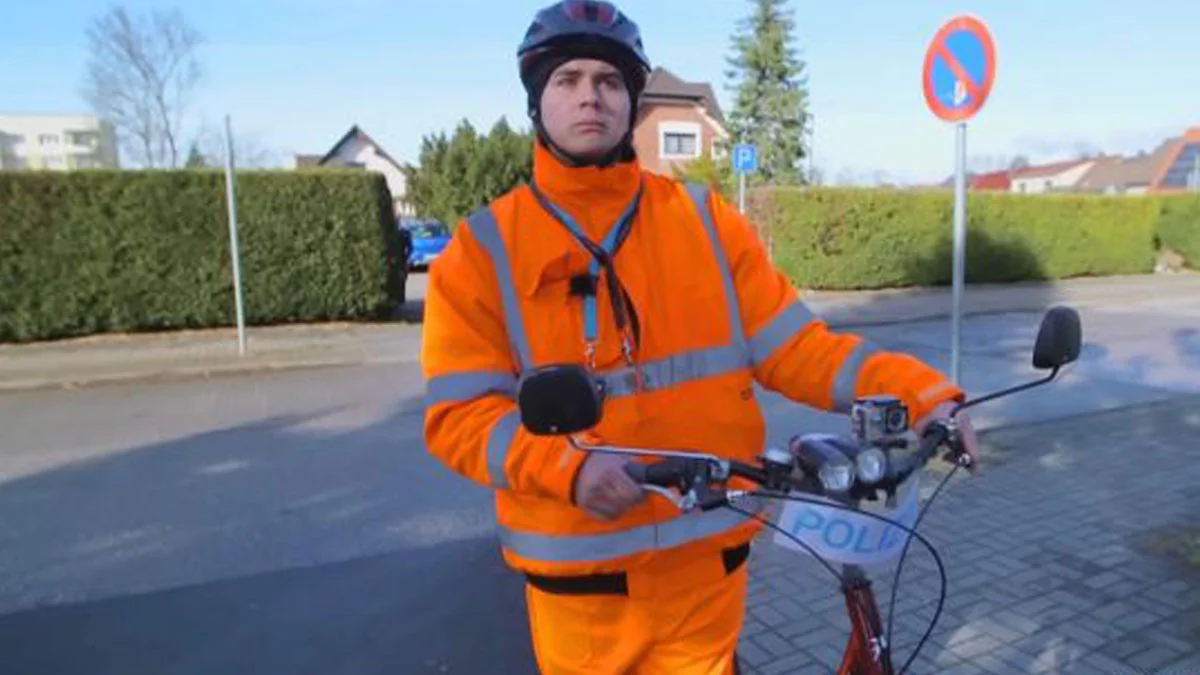 Der Anzeigenhauptmeister macht Werbung wie ein echter Influencer